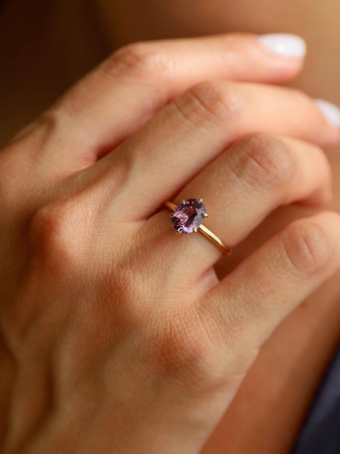 Nangi fine jewelry - purple ring in yellow gold