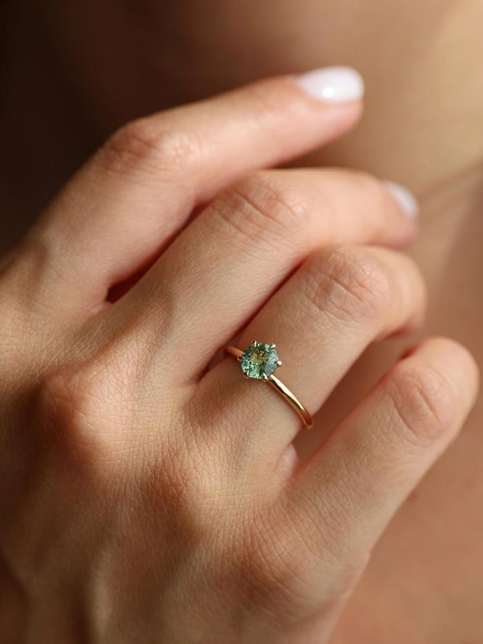 Nangi fine jewelry - green ring in yellow gold