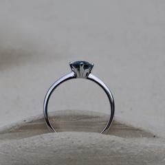 Nangi fine jewelry - blue sapphire ring in white gold