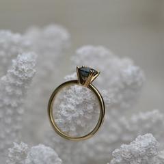 Nangi fine jewelry - teal / Peacock sapphire ring in yellow gold