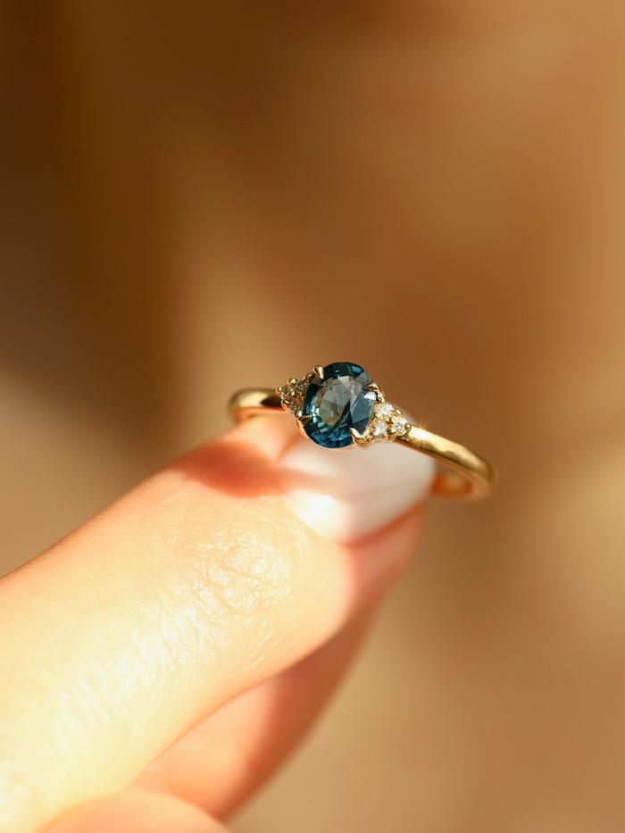 Nangi fine jewelry - teal / Peacock sapphire ring in yellow gold