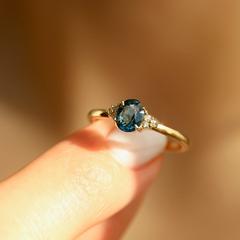 Nangi fine jewelry - teal / Peacock sapphire ring in yellow gold