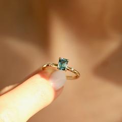 Nangi fine jewelry - teal / Peacock ring in yellow gold
