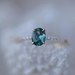 Nangi fine jewelry - green sapphire ring in yellow gold