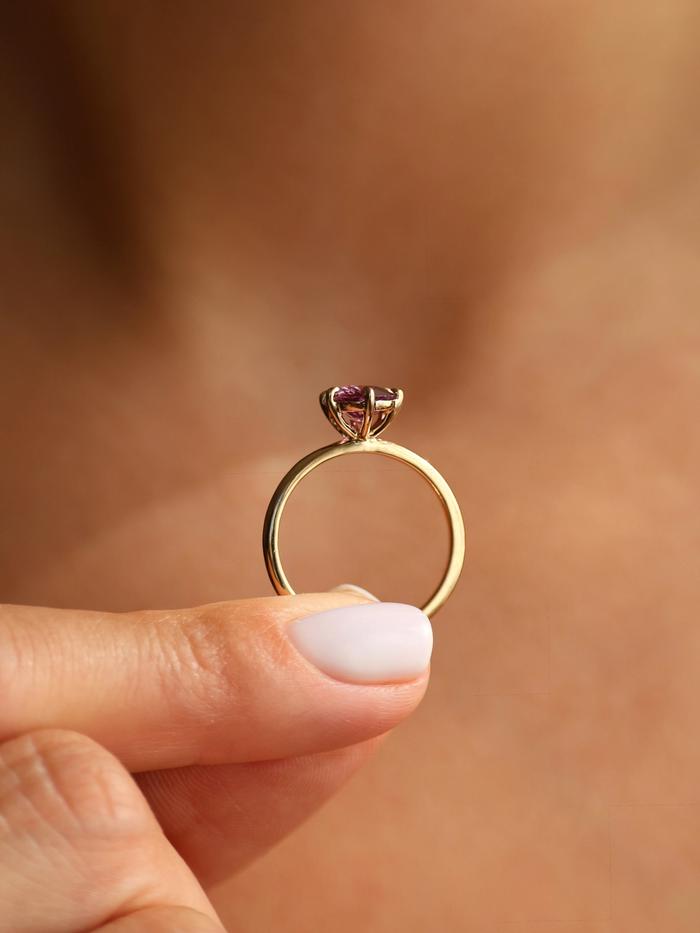 Nangi fine jewelry - purple ring in yellow gold