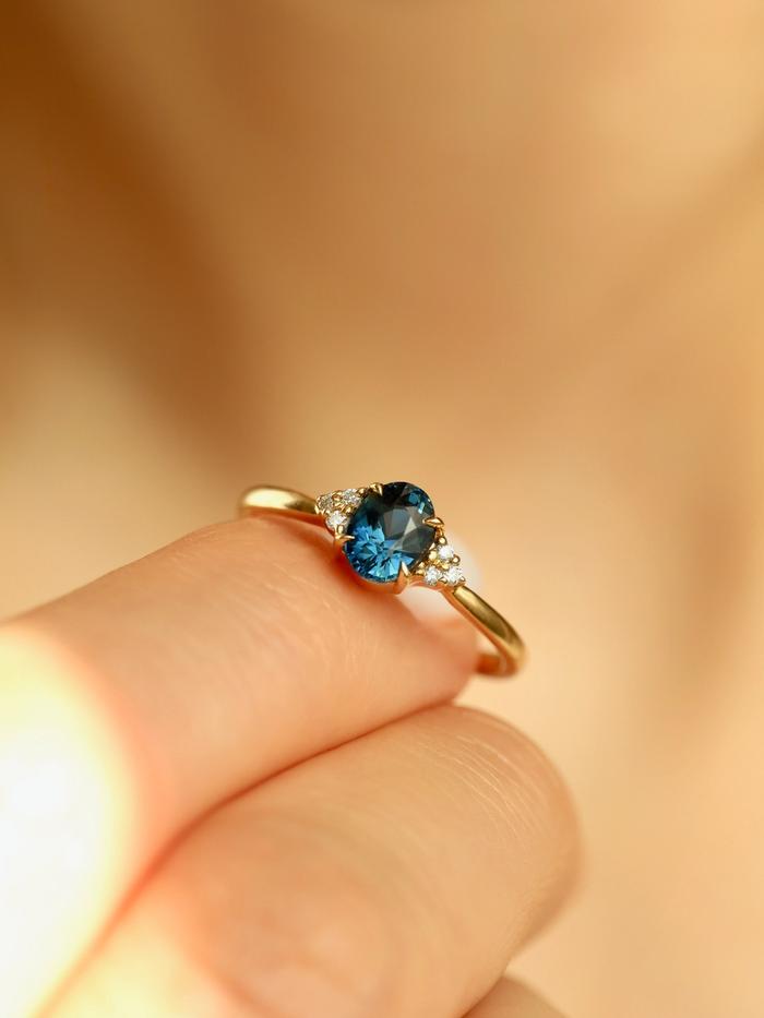 Nangi fine jewelry - blue ring in yellow gold