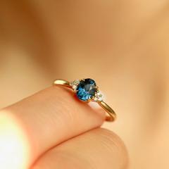 Nangi fine jewelry - blue ring in yellow gold