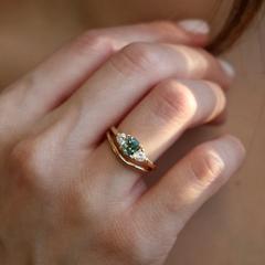 Nangi fine jewelry - green sapphire ring in yellow gold