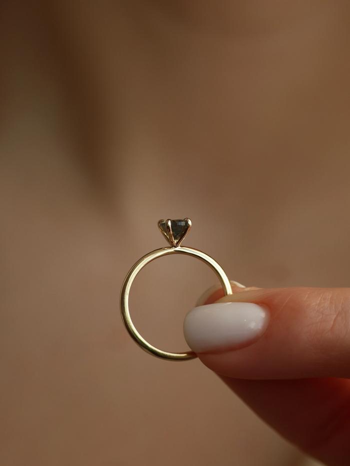 Nangi fine jewelry - grey ring in yellow gold