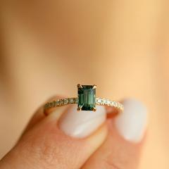 Nangi fine jewelry - green sapphire ring in yellow gold
