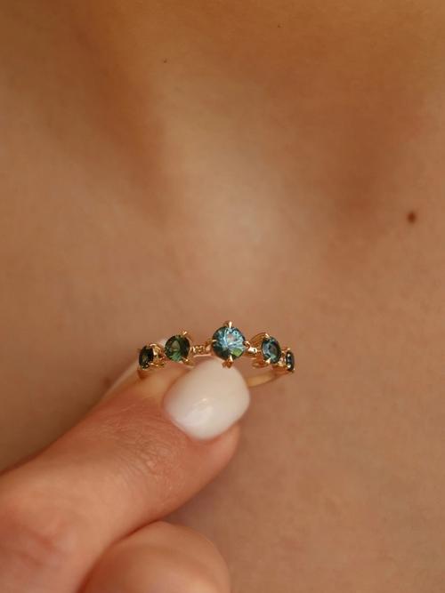 Nangi fine jewelry - green sapphire ring in yellow gold