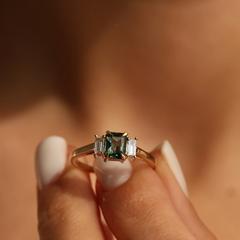 Nangi fine jewelry - green sapphire ring in yellow gold