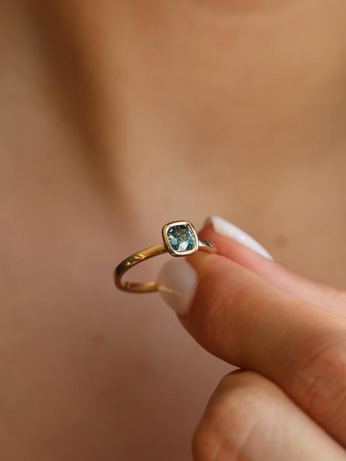 Nangi fine jewelry - teal / Peacock sapphire ring in yellow gold