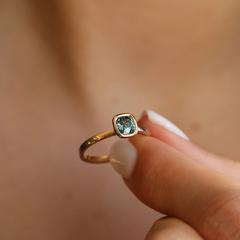 Nangi fine jewelry - teal / Peacock sapphire ring in yellow gold