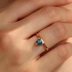 Nangi fine jewelry - teal / Peacock sapphire ring in yellow gold