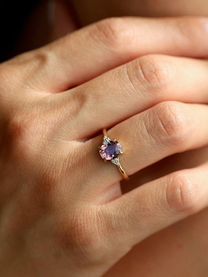 Nangi fine jewelry - purple ring in yellow gold