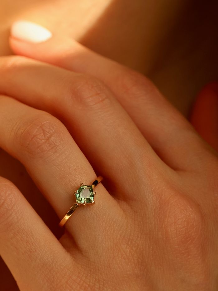 Nangi fine jewelry - green ring in yellow gold