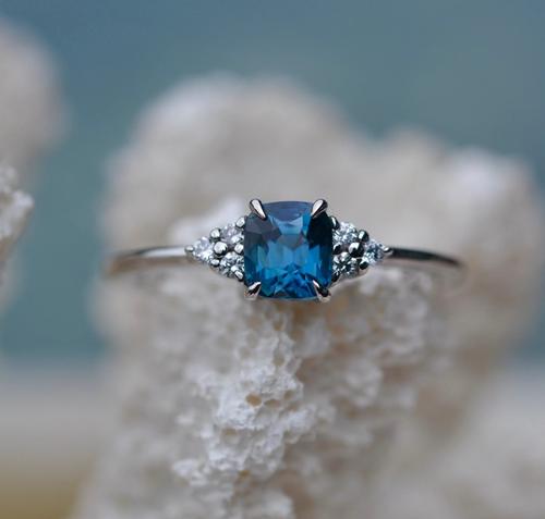Nangi fine jewelry - teal sapphire ring in white gold