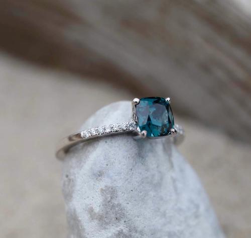 Nangi fine jewelry - teal sapphire ring in yellow gold