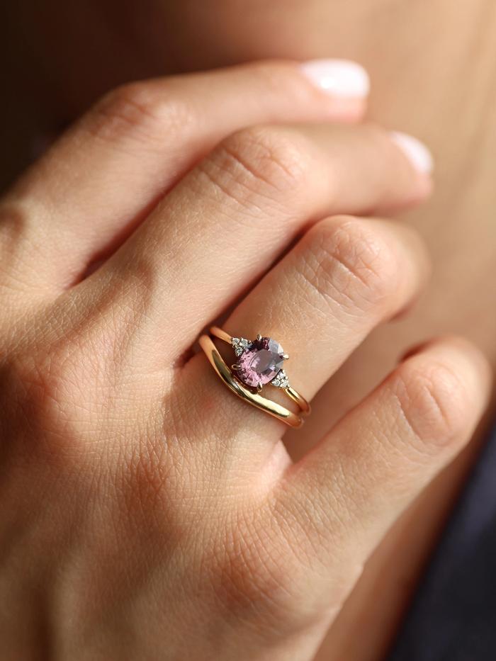 Nangi fine jewelry - purple ring in yellow gold
