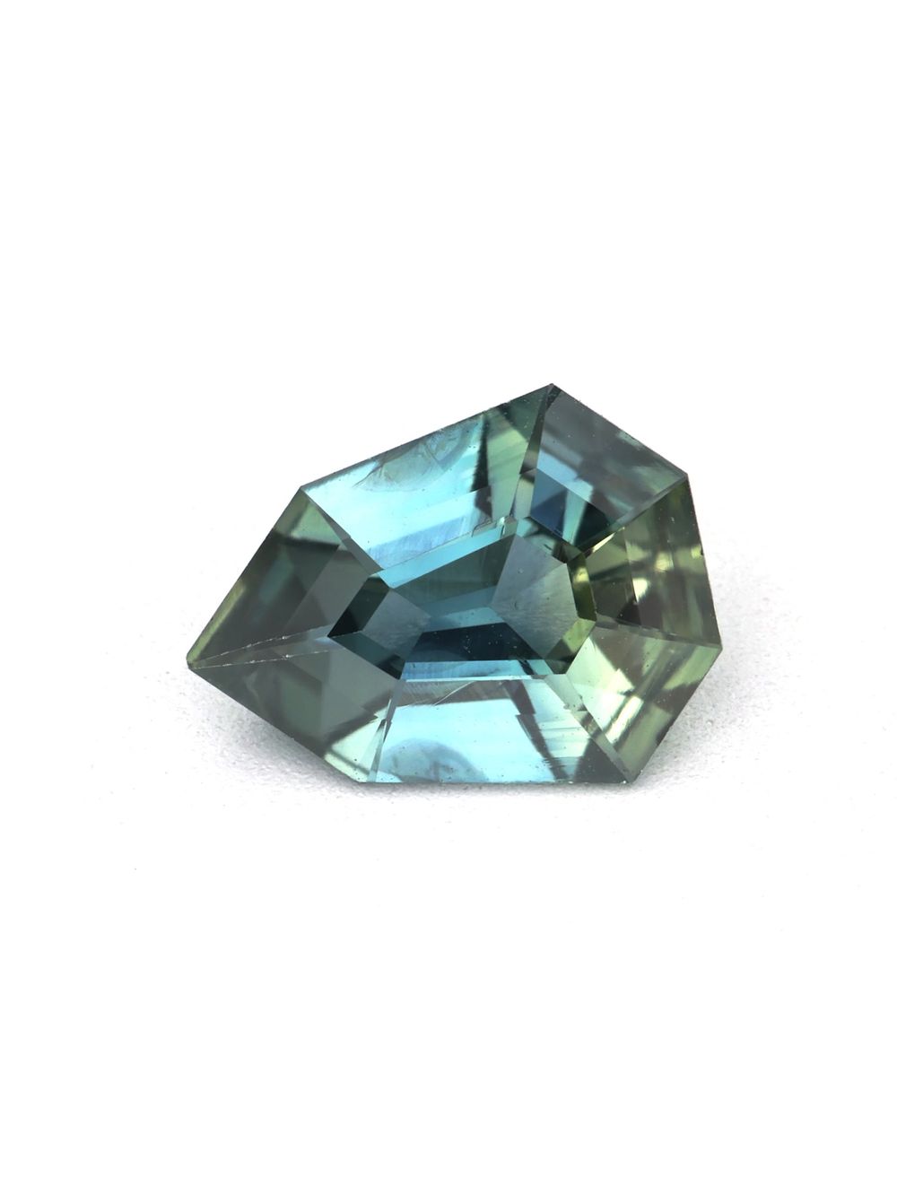 0,87 ct Ocean Crest, Shield Cut Sapphire