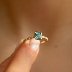 Nangi fine jewelry - teal / Peacock sapphire ring in yellow gold