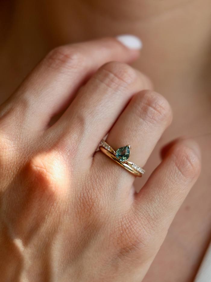 Nangi fine jewelry - green ring in yellow gold