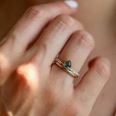 Nangi fine jewelry - green ring in yellow gold