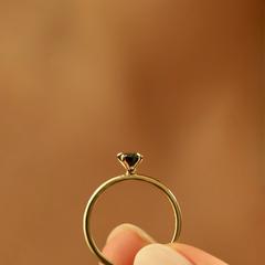 Nangi fine jewelry - green sapphire ring in yellow gold