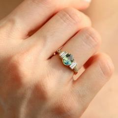 Nangi fine jewelry - teal / Peacock sapphire ring in yellow gold