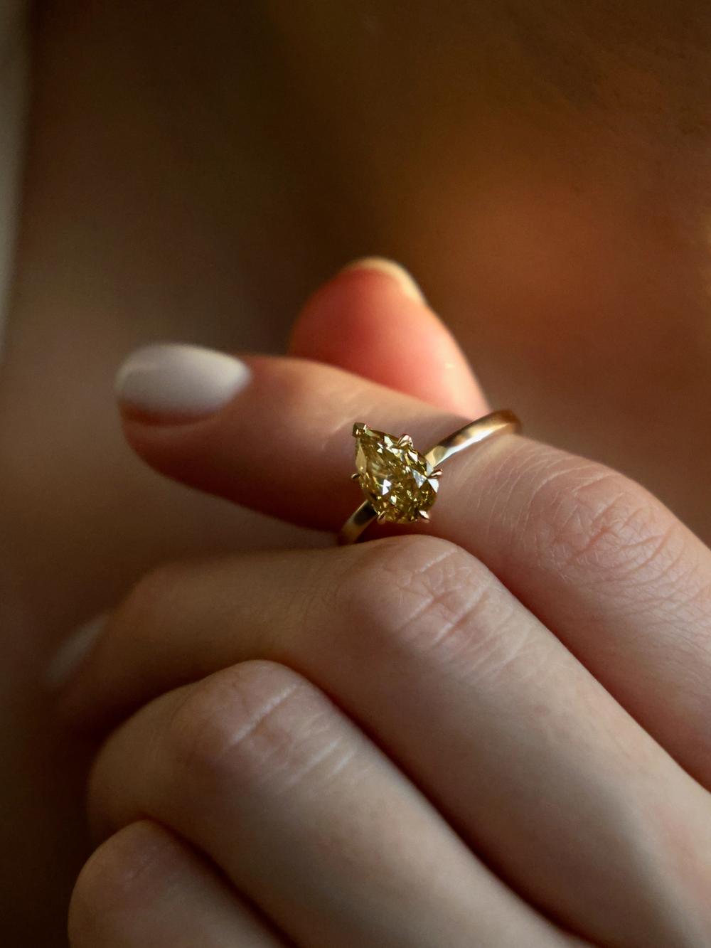 Big Champagne Pear Diamond Ring (2,05 carat)