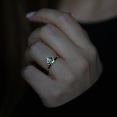 Nangi fine jewelry - green sapphire ring in yellow gold