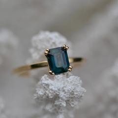 Nangi fine jewelry - teal / Peacock sapphire ring in yellow gold