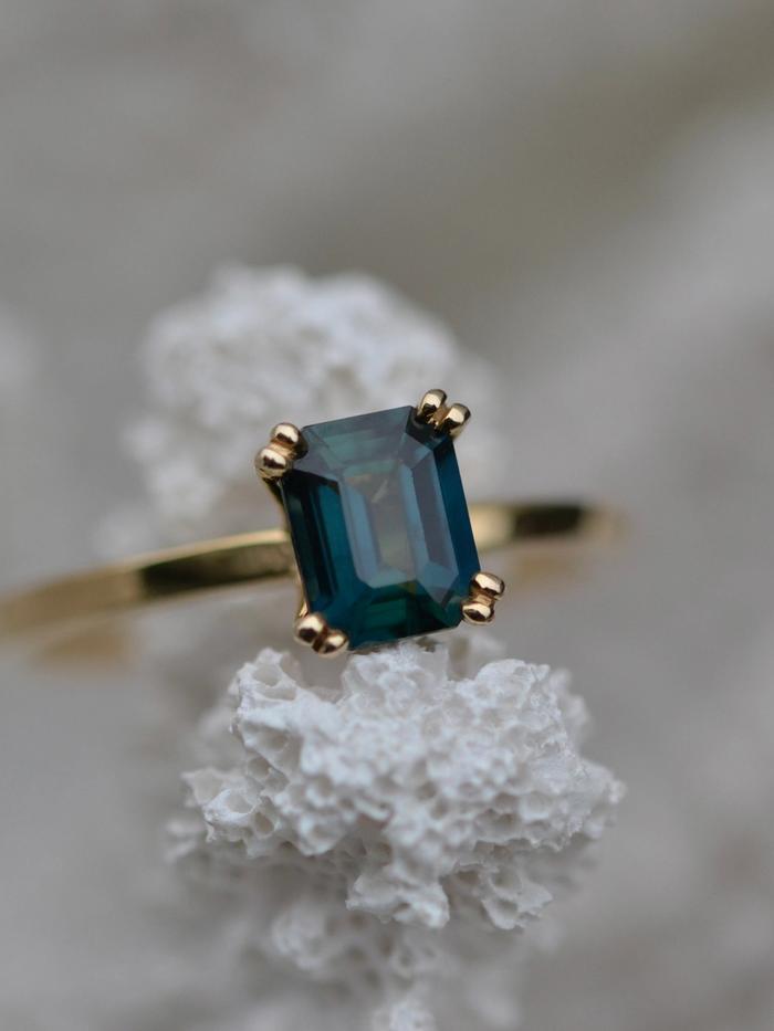 Nangi fine jewelry - teal / Peacock sapphire ring in yellow gold