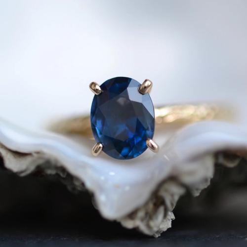 Nangi fine jewelry - blue sapphire ring in yellow gold