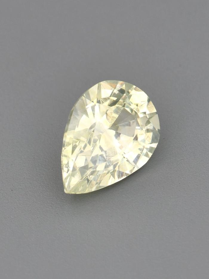 Nangi fine jewelry - yellow gemstone in gold