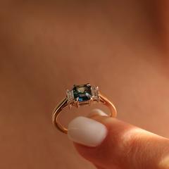 Nangi fine jewelry - teal / Peacock sapphire ring in yellow gold