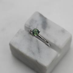 Nangi fine jewelry - green sapphire ring in white gold