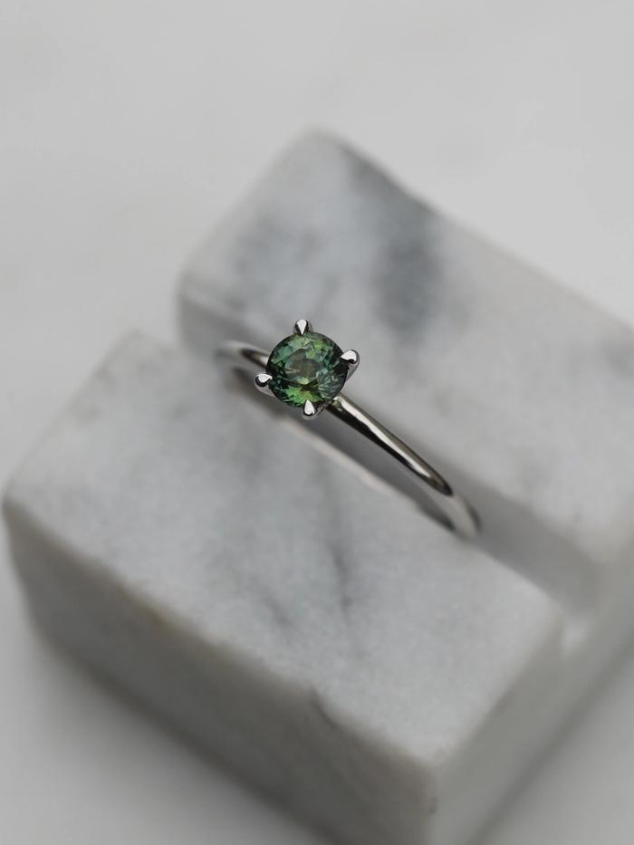 Nangi fine jewelry - green sapphire ring in white gold