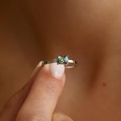 Nangi fine jewelry - green sapphire ring in white gold