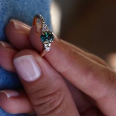 Nangi fine jewelry - teal / Peacock sapphire ring in yellow gold