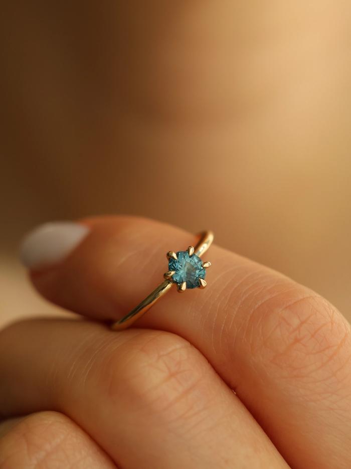 Nangi fine jewelry - blue ring in yellow gold