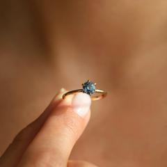 Nangi fine jewelry - teal / Peacock ring in yellow gold