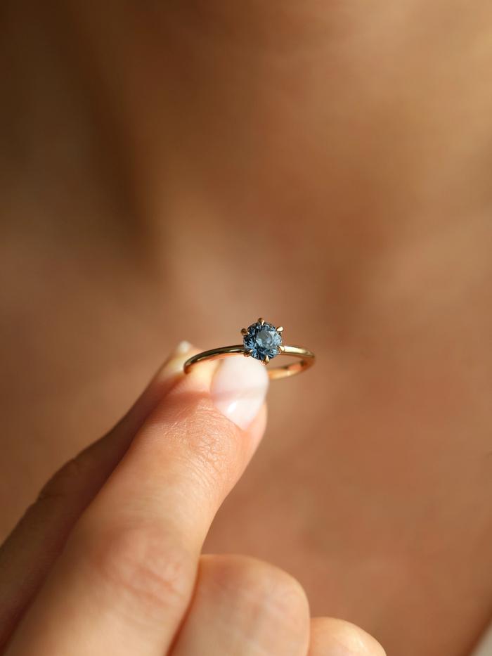 Nangi fine jewelry - teal / Peacock ring in yellow gold