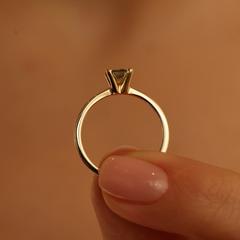 Nangi fine jewelry - green sapphire ring in yellow gold