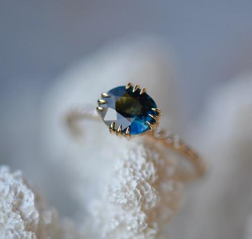 Nangi fine jewelry - blue sapphire ring in yellow gold