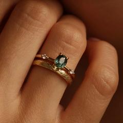 Nangi fine jewelry - teal / Peacock sapphire ring in yellow gold