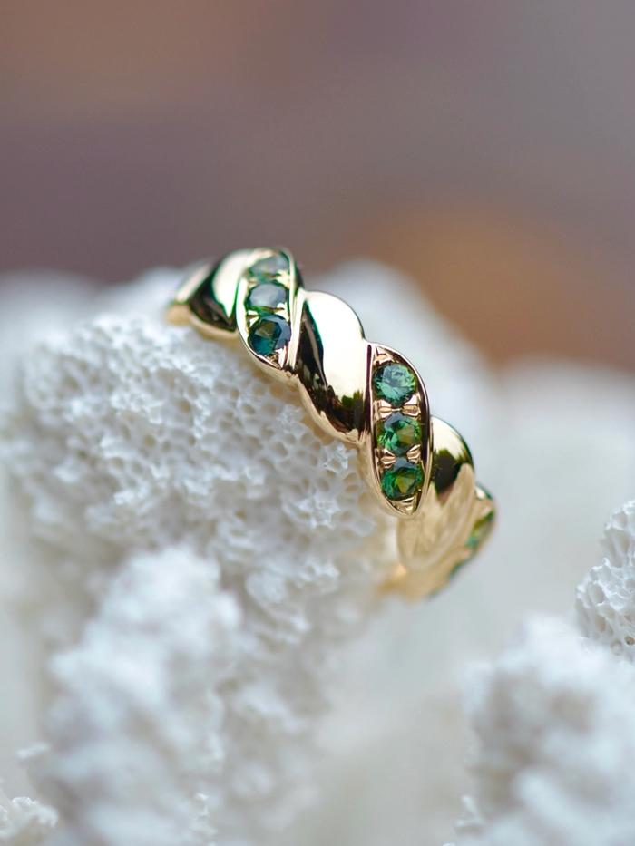 Nangi fine jewelry - green sapphire ring in yellow gold
