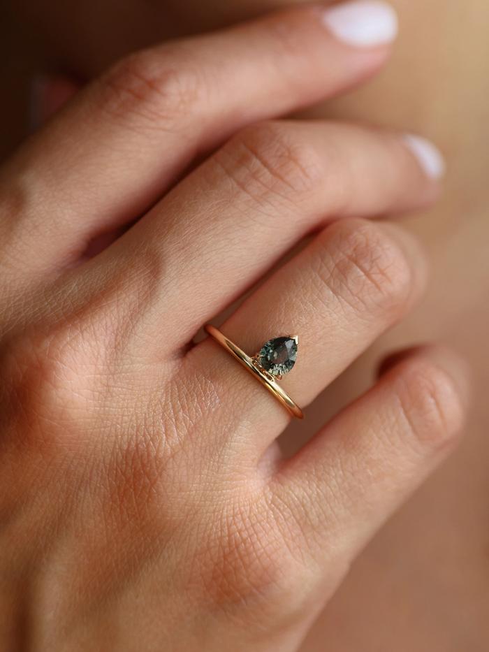 Nangi fine jewelry - brown sapphire ring in yellow gold