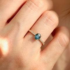 Nangi fine jewelry - teal / Peacock sapphire ring in yellow gold